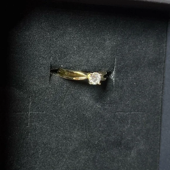 18k Gold Solitaire Diamond Ring. Diamond is .25ct S1 G; 3.5 grams. Size 4.5 - Picture 9 of 16